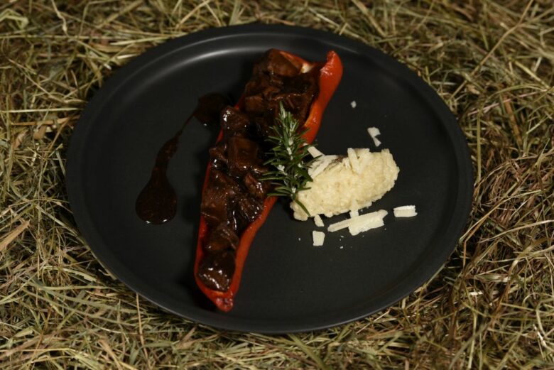 Geschmorte Beinscheibe vom schottischen Hochlandrind mit Spitzpaprika ...